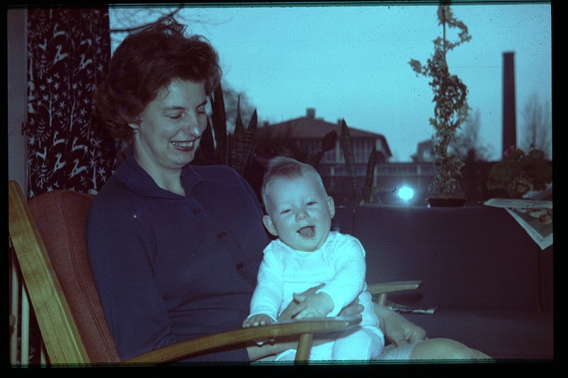 32.Delft apr 1964 Mama,Brigitte.JPG